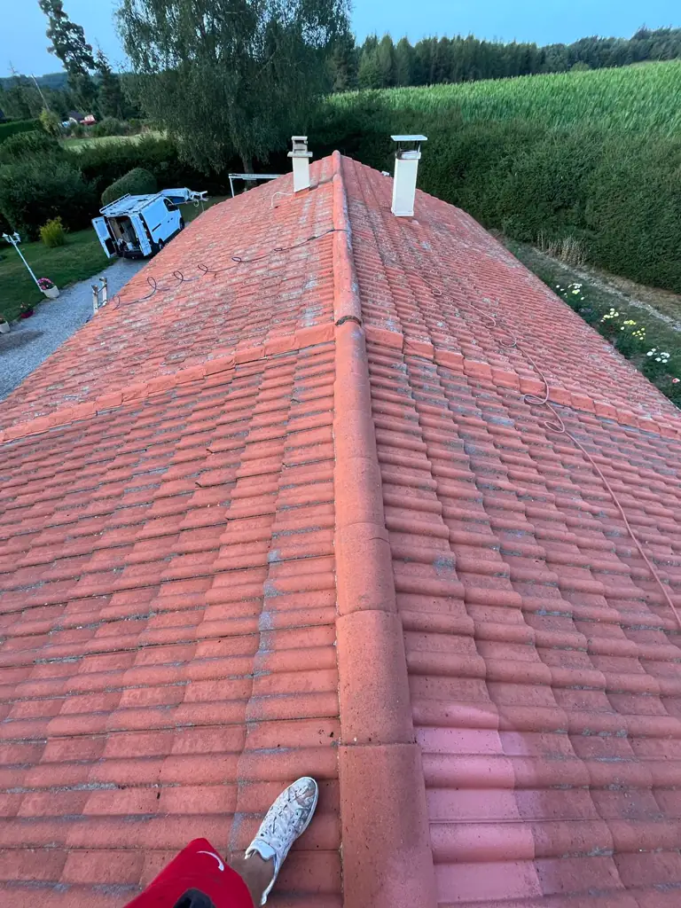 Toiture en tuiles traitée par Muller'Clean dans la Loire